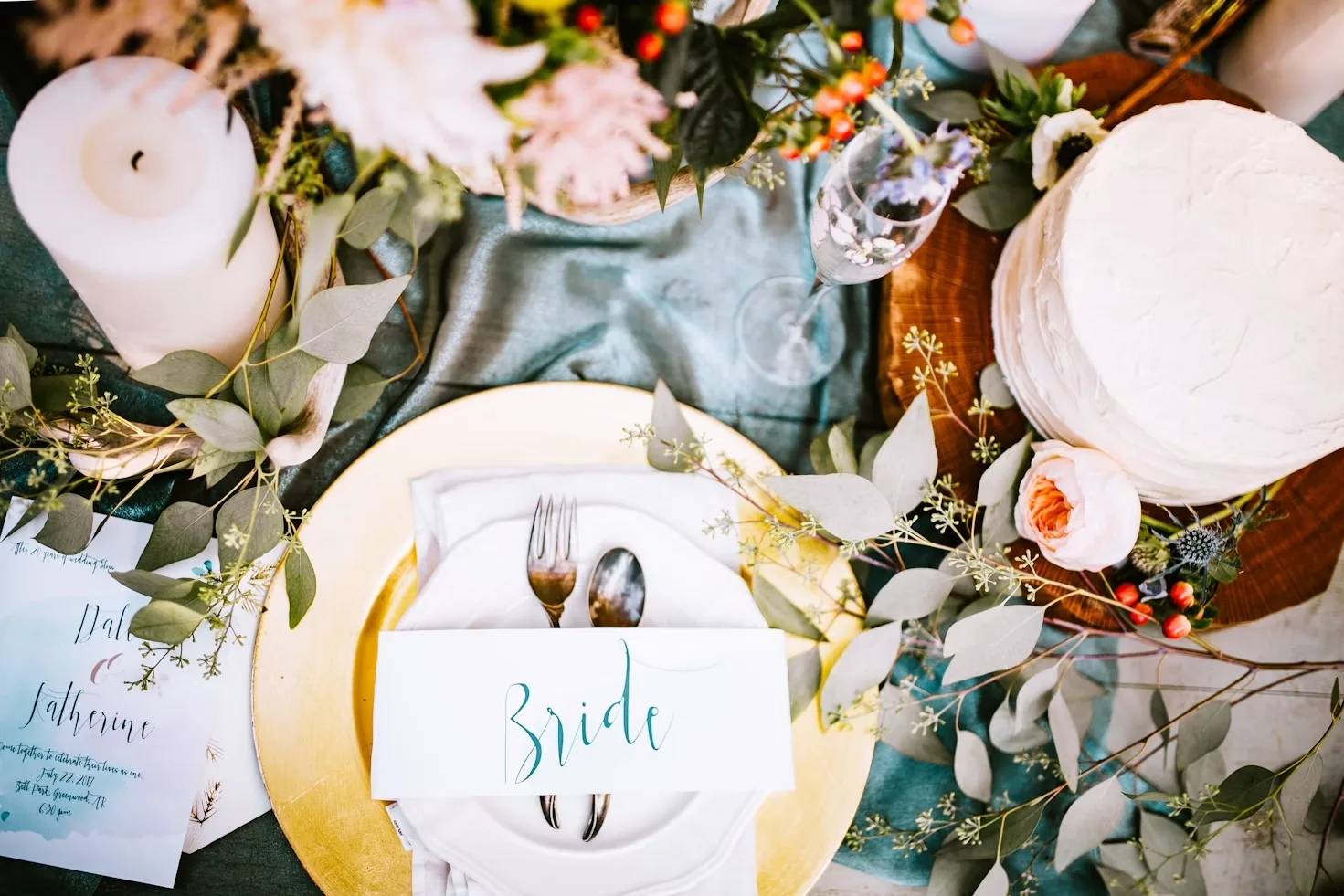 Elegante Hochzeitstischdekoration mit Gedeck, goldener Platzkarte Bride und Blumenschmuck