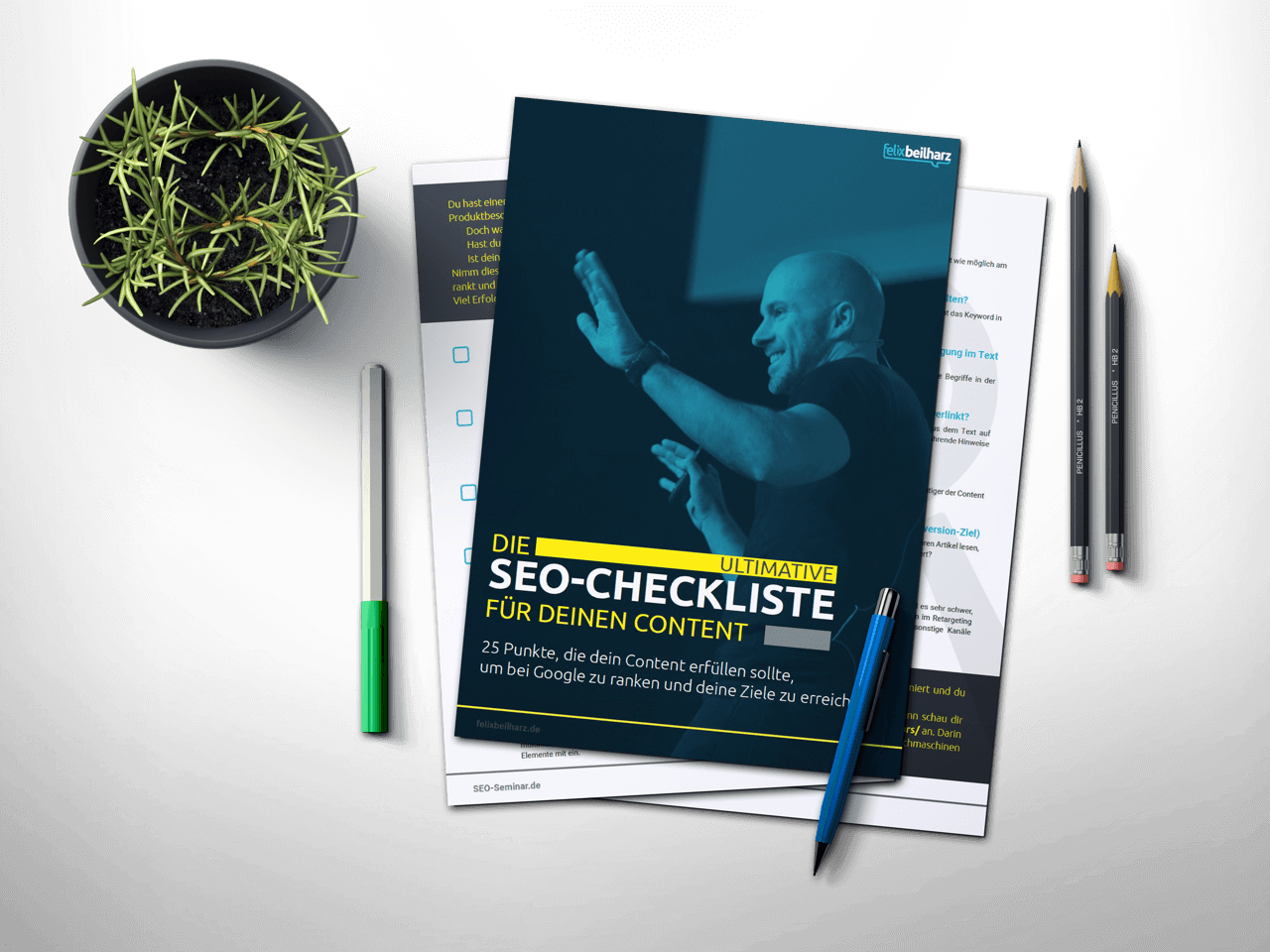 Flatlays-Mockup der SEO-Checkliste mit Notizblöcken, Stiften und Pflanze auf weißem Untergrund