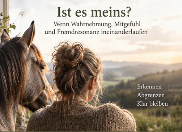 Frau von hinten mit Pferd blickt auf grüne Landschaft, Thema Wahrnehmung und Fremdresonanz