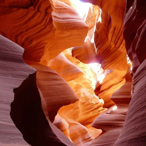 Slot-Canyon mit orangerotem Sandstein und Lichteinstrahlung, Die Vulva-Meditation
