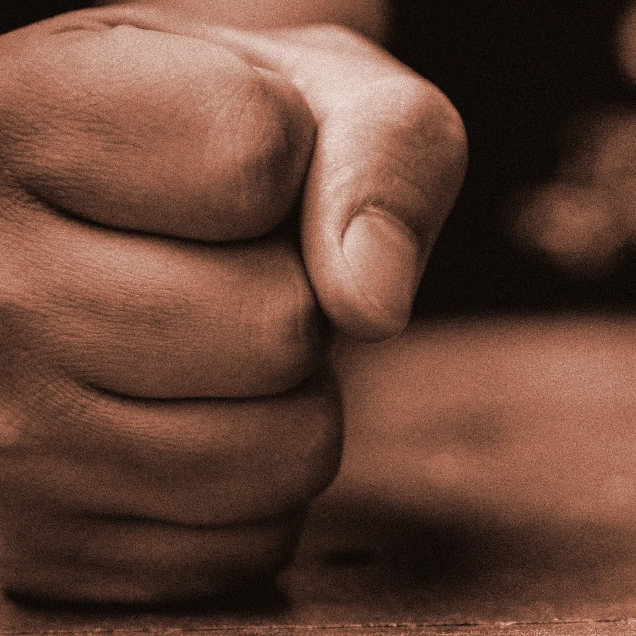 Nahaufnahme einer geballten Faust symbolisiert Wut, Anger oder intensive Emotion