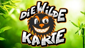 Die Wilde Karte Maskottchen mit orangem Rand auf grünem Bambushintergrund