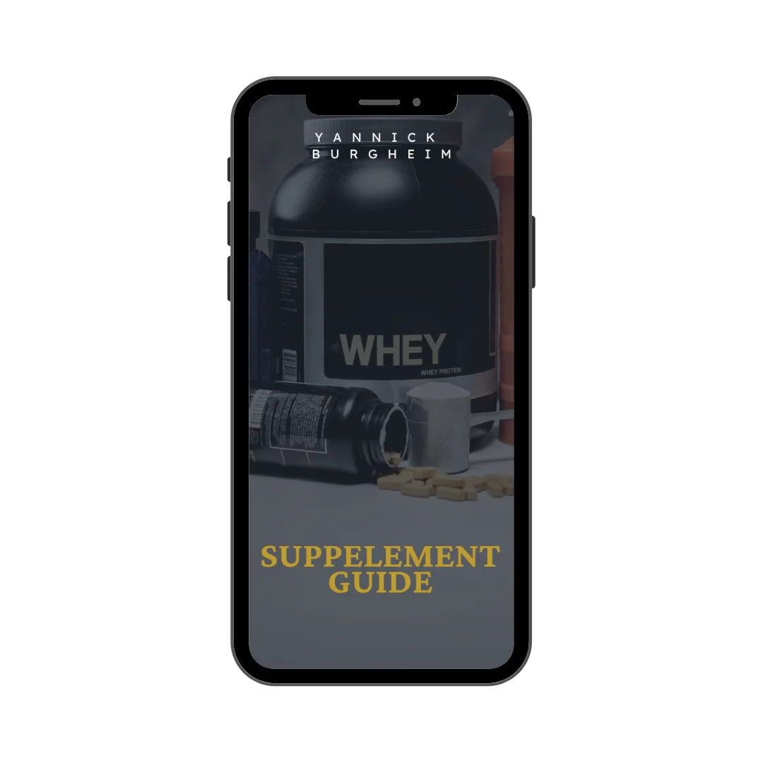 iPhone-Mockup mit Supplement Guide von Yannick Burgheim, Whey Protein Behälter und Kapseln auf grauem Hintergrund