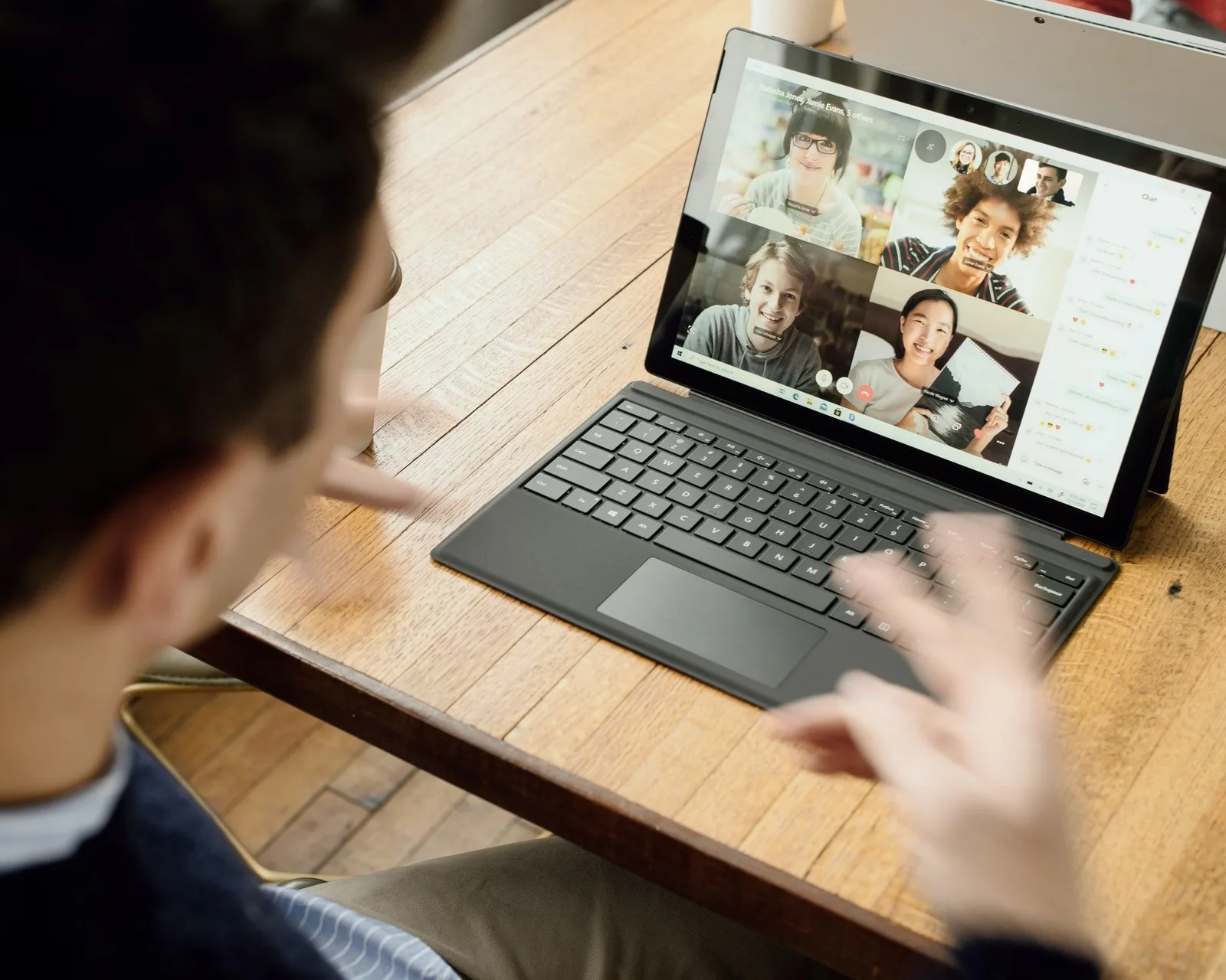 Person an Laptop mit Digiscale-Anwendung bei Videokonferenz mit mehreren Teilnehmern