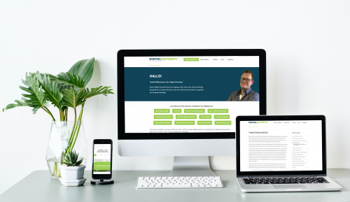 Digital University Partnerprogramm dargestellt auf Desktop-Monitor, Tablet und Smartphone mit responsivem Design