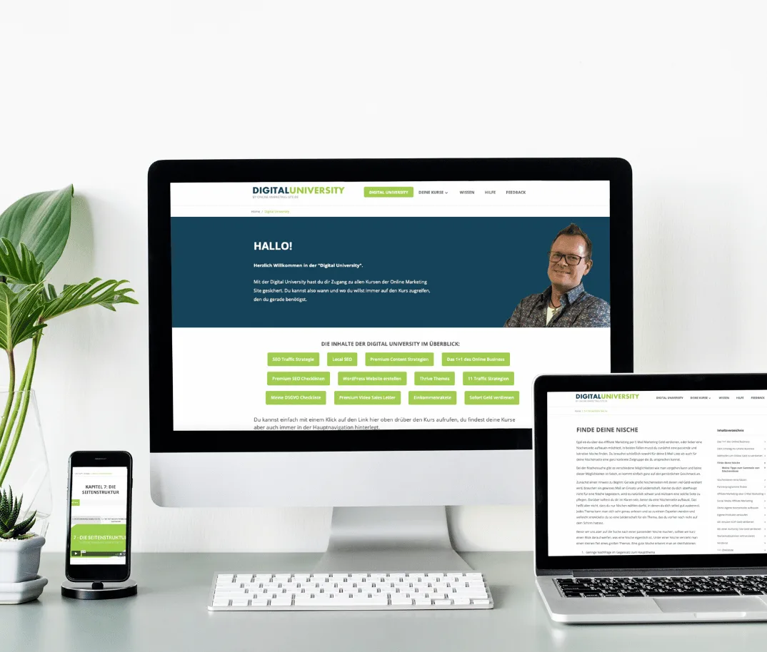 Digital University Website auf Desktop, Tablet und Smartphone mit Willkommensseite und Kursübersicht