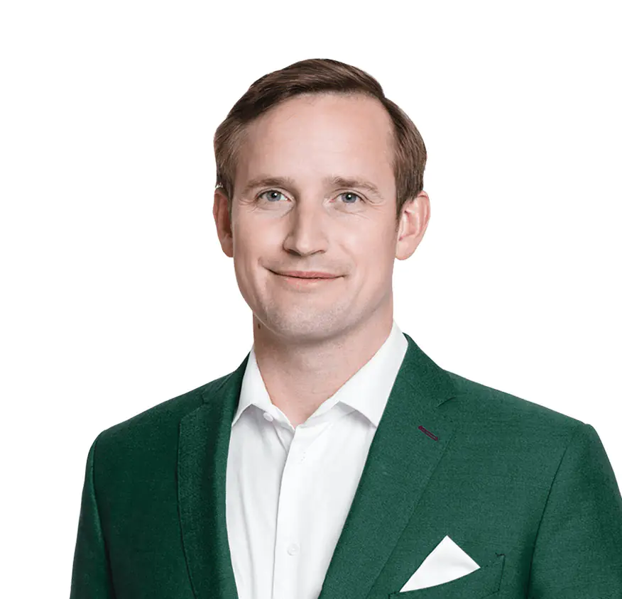 Porträt Mann mit grünem Blazer und weißem Hemd vor weißem Hintergrund
