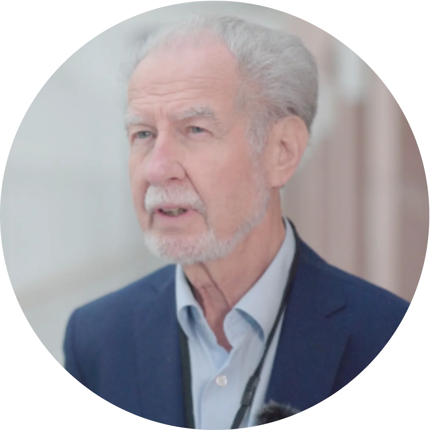 Profilportrait von Prof. Dr. med. Jörg Spitz, älterer Herr mit grauem Haar und Bart