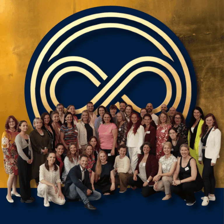 Gruppenfoto von Teilnehmern beim Live-Treffen vor NetzwerkGold-Logo