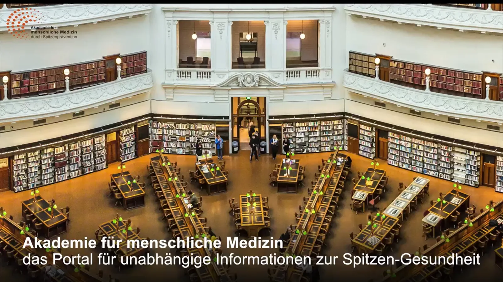 Bibliothek der Akademie für menschliche Medizin mit Bücherregalen und Leseplätzen