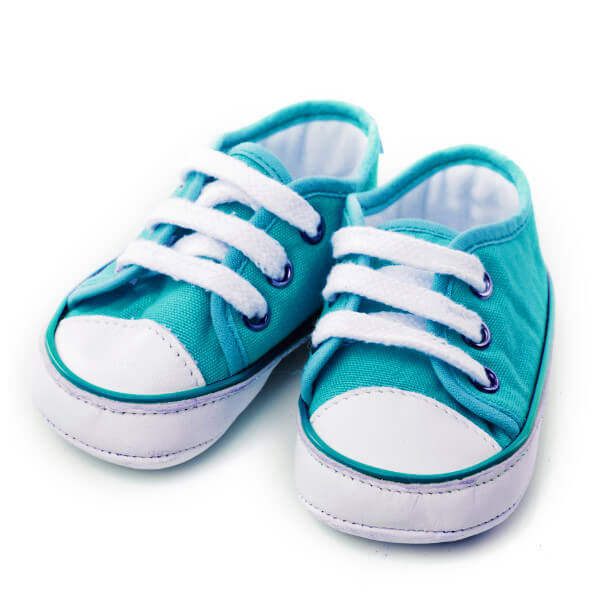 Zwei türkis-blaue Baby-Sneaker mit weißen Schnürsenkeln auf weißem Hintergrund