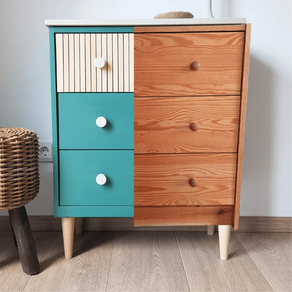 Möbel Upcycling: Schubladenkommode mit Kreidefarbe gestrichen, Teile in Türkis und Weiß mit Holzleisten