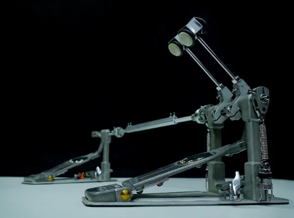 Doppelbassdrum-Pedal mit Doppelhammer auf weißem Hintergrund, Premium-Schlagzeug-Equipment