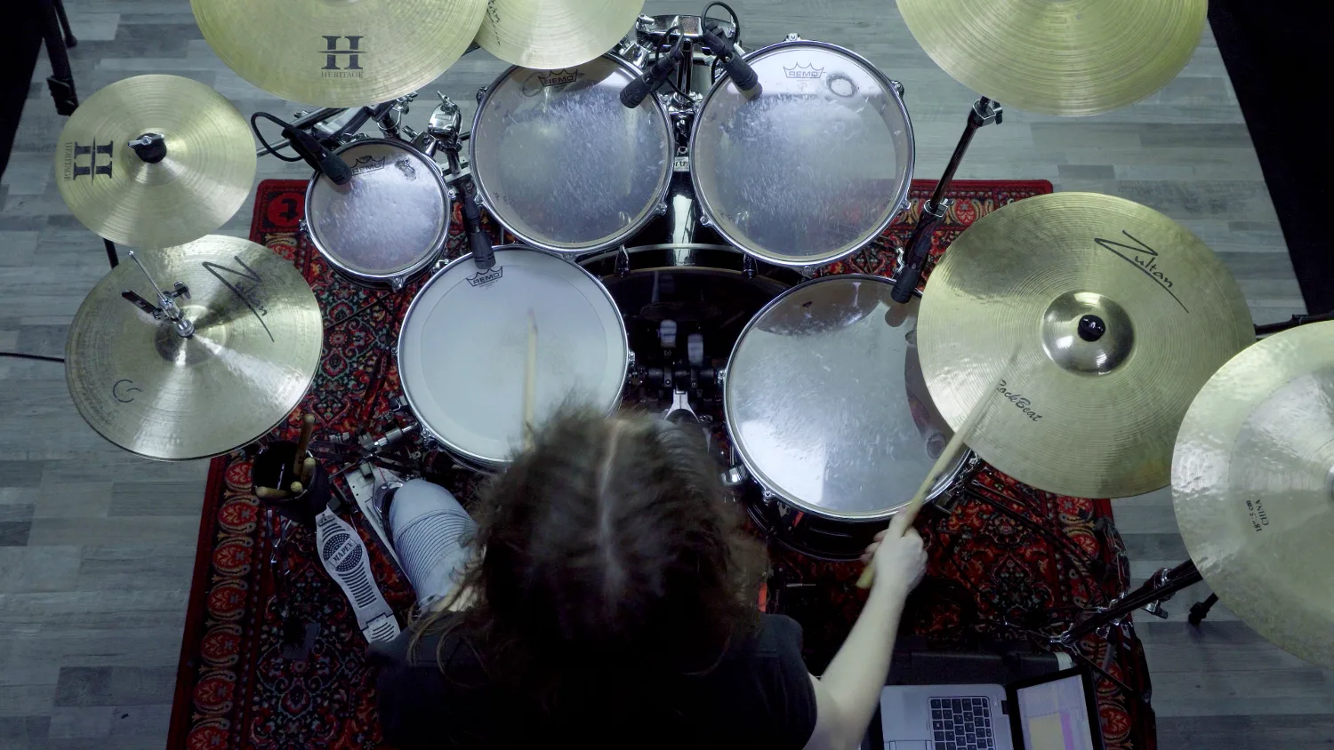 Vogelperspektive: Drummer sitzt hinter großem Schlagzeugset mit Becken während Dragonforce Drum Cover