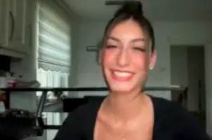 Testimonial-Video Frau lächelnd vor Hintergrund, kurzes Videoformat