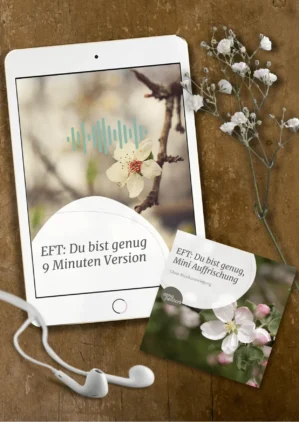 Mockup: iPad mit Blüten-Grafik und EFT-Audio-Kursen, daneben Kopfhörer und Blütenprint auf Holzuntergrund