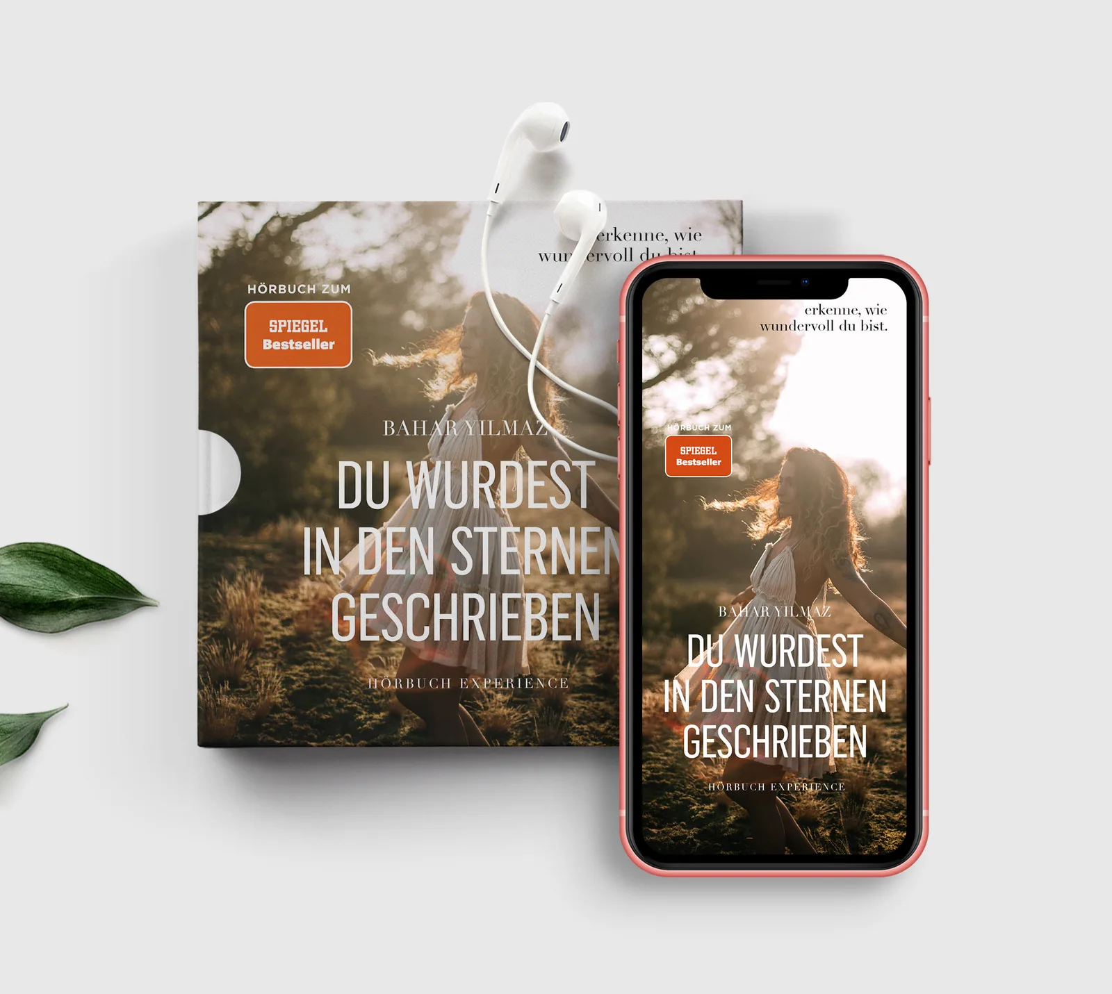 Hörbuch-Cover und Smartphone-Mockup von Du wurdest in den Sternen geschrieben mit weißen Kopfhörern