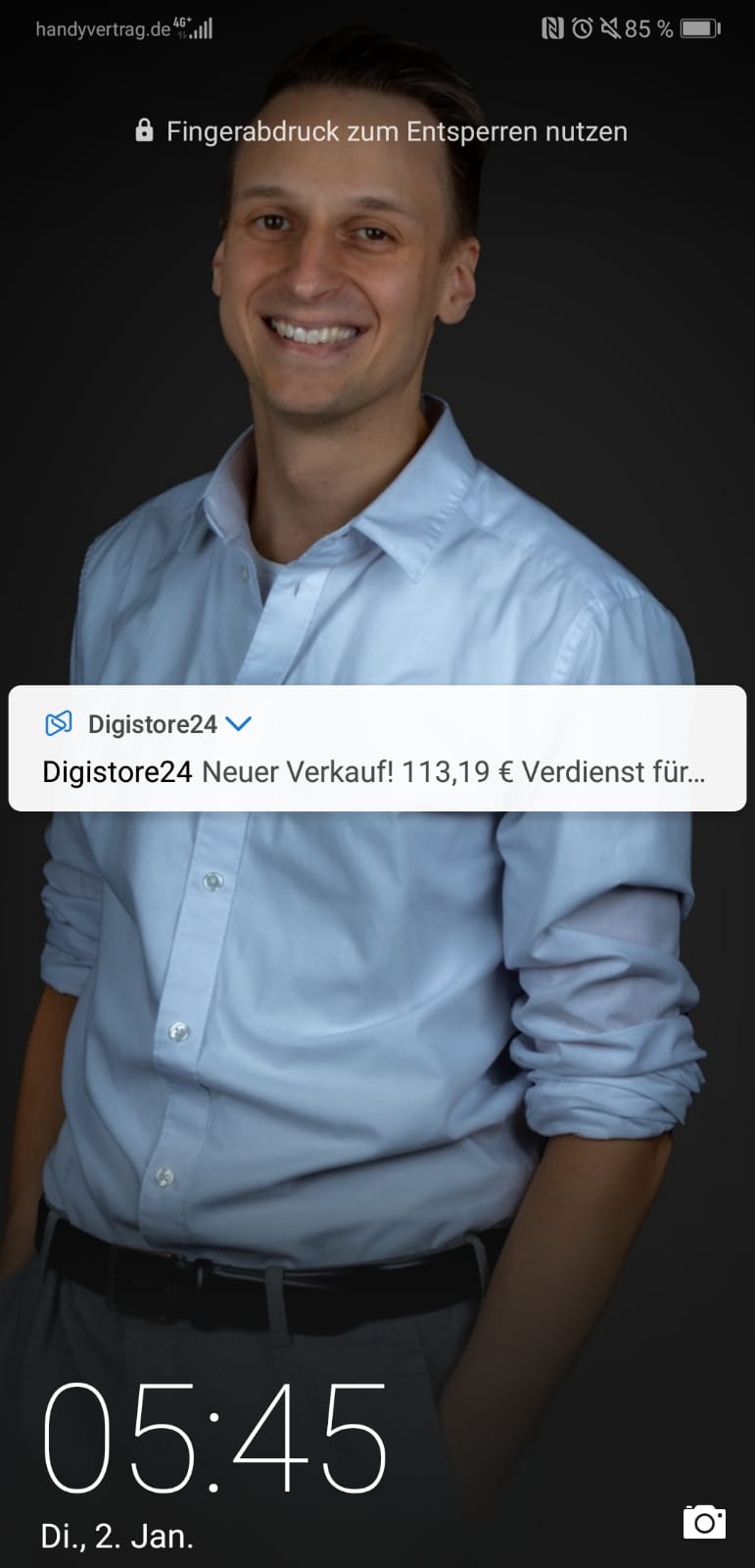 Kevin Brauner Portrait mit Affiliate-Verdienst-Benachrichtigung von Digistore24