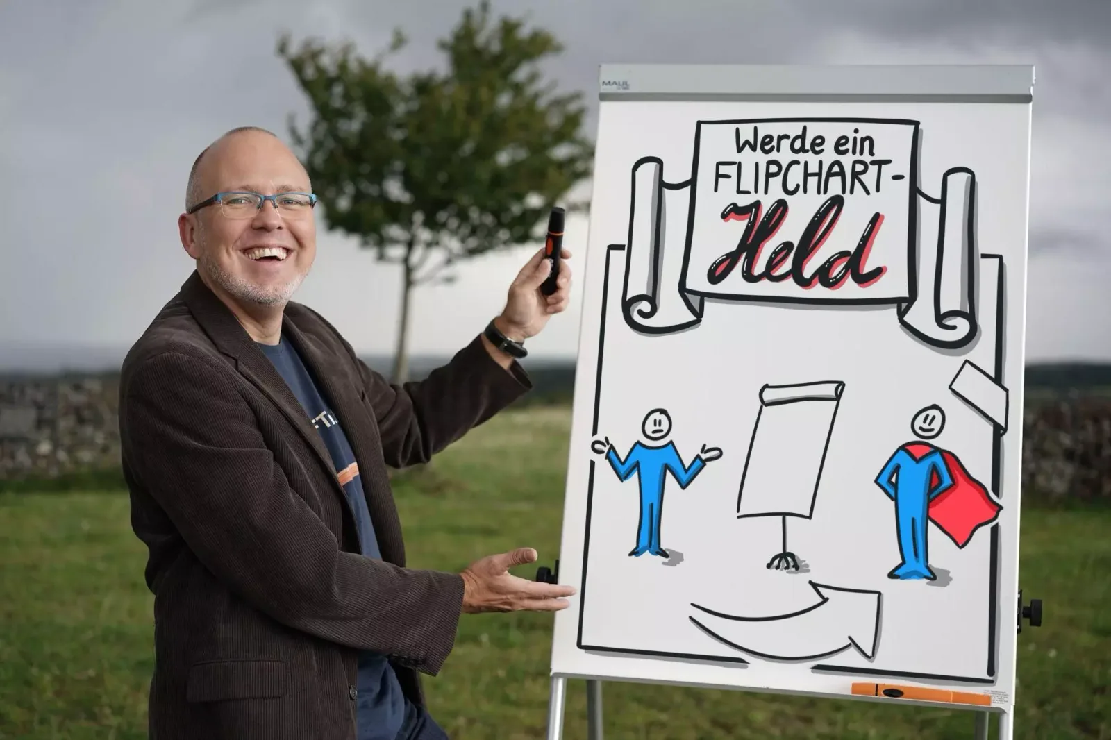 David Goebel mit Flipchart im Freien, Illustration mit Text Werde ein Flipchart-Held
