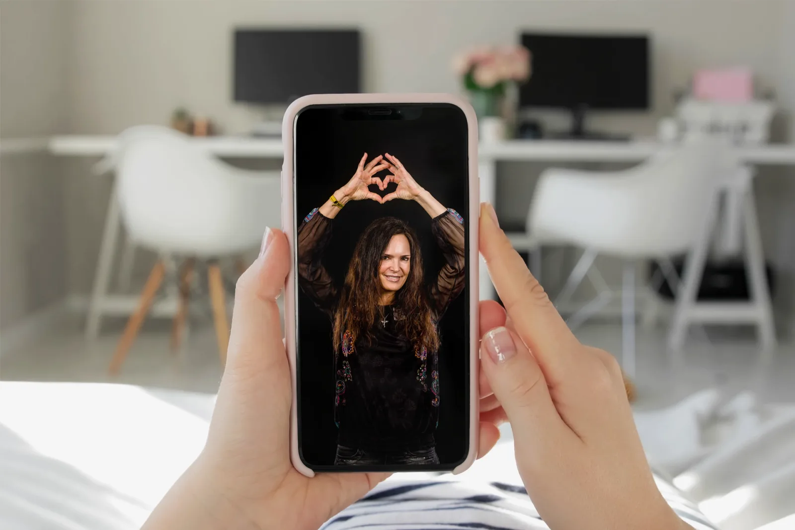 Marion, Autorin von Effektiv Entgiften, auf Smartphone