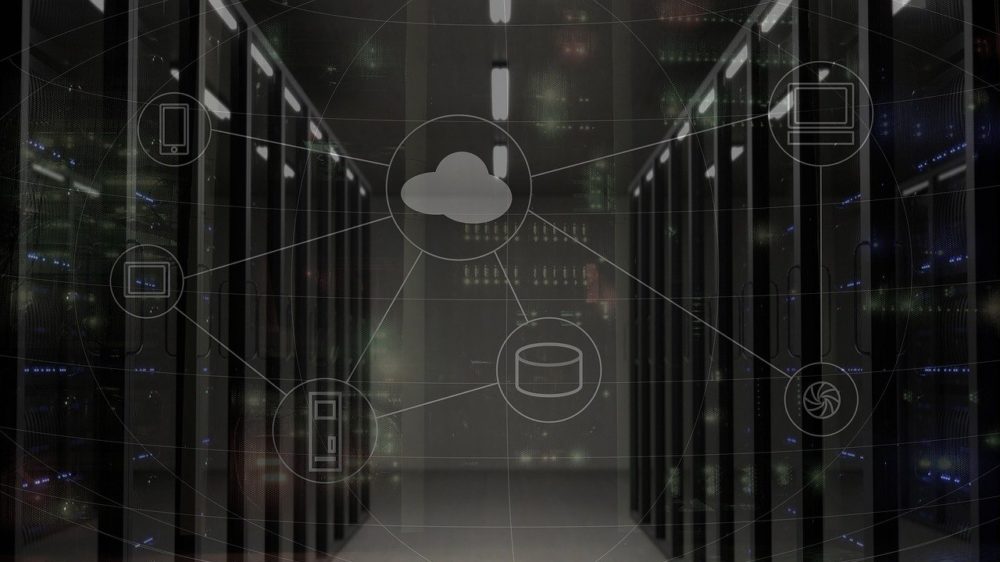 Datenzentrum mit Cloud-Computing, Datenbank und Gerätesynchronisation in modernem Server-Rack