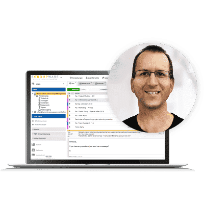 Mann mit Brille vor Laptop mit EGroupware-Webinar und Support-Interface