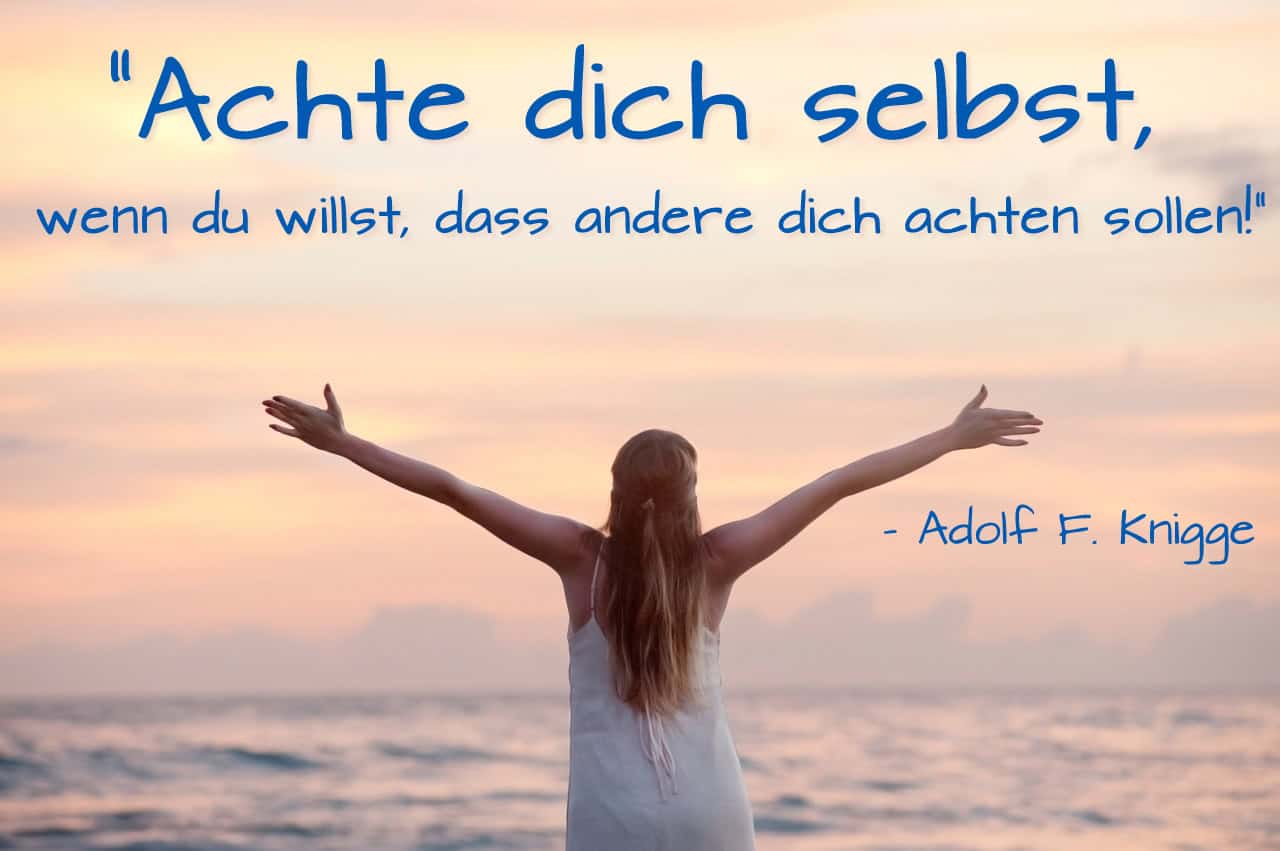 Motivationszitat von Adolf F. Knigge über Selbstliebe auf Strandsonnenuntergang mit Frau, Arme ausgebreitet