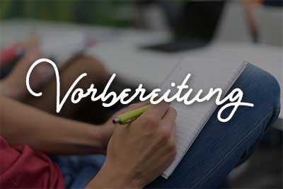 Student mit Notizblock auf den Beinen, Nahaufnahme von Händen beim Schreiben