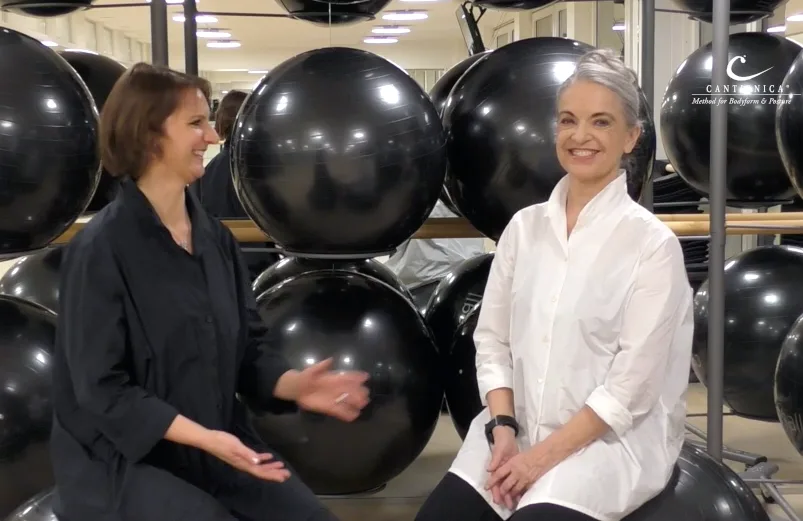 Einführung in die CANTIENICA®-Methode von Benita Cantieni 4 Zwei Frauen im CANTIENICA-Trainingsstudio mit schwarzen Gymnastikbällen im Hintergrund