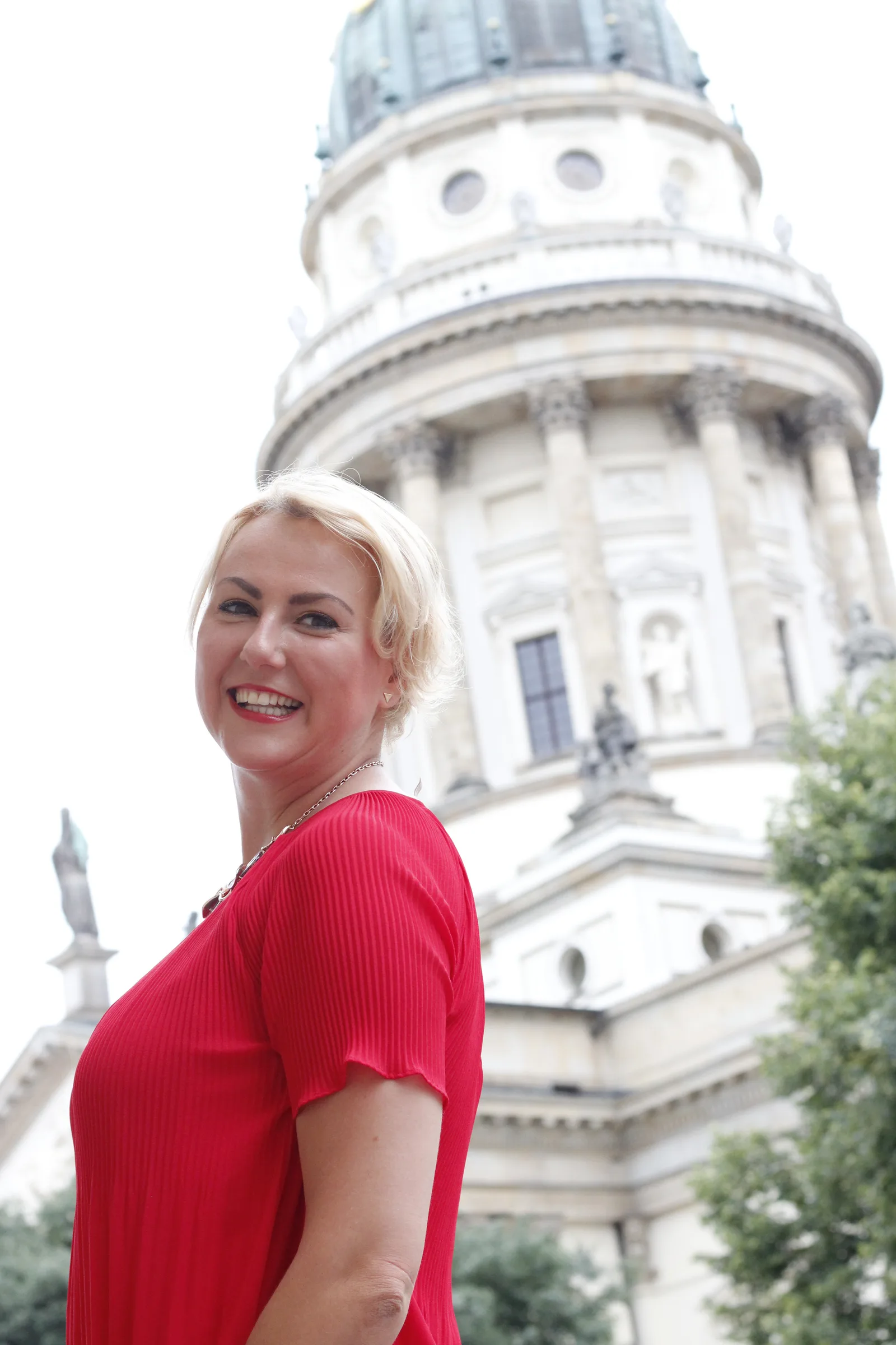 Denise Schäricke Testimonial Portrait vor historischem Gebäude