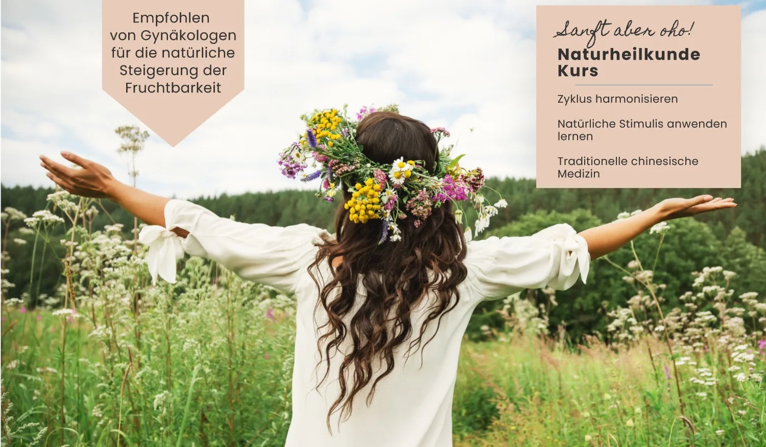 Frau in weißem Leinenhemd mit Blumenkranz im Wildblumenfeld, Arme ausgebreitet