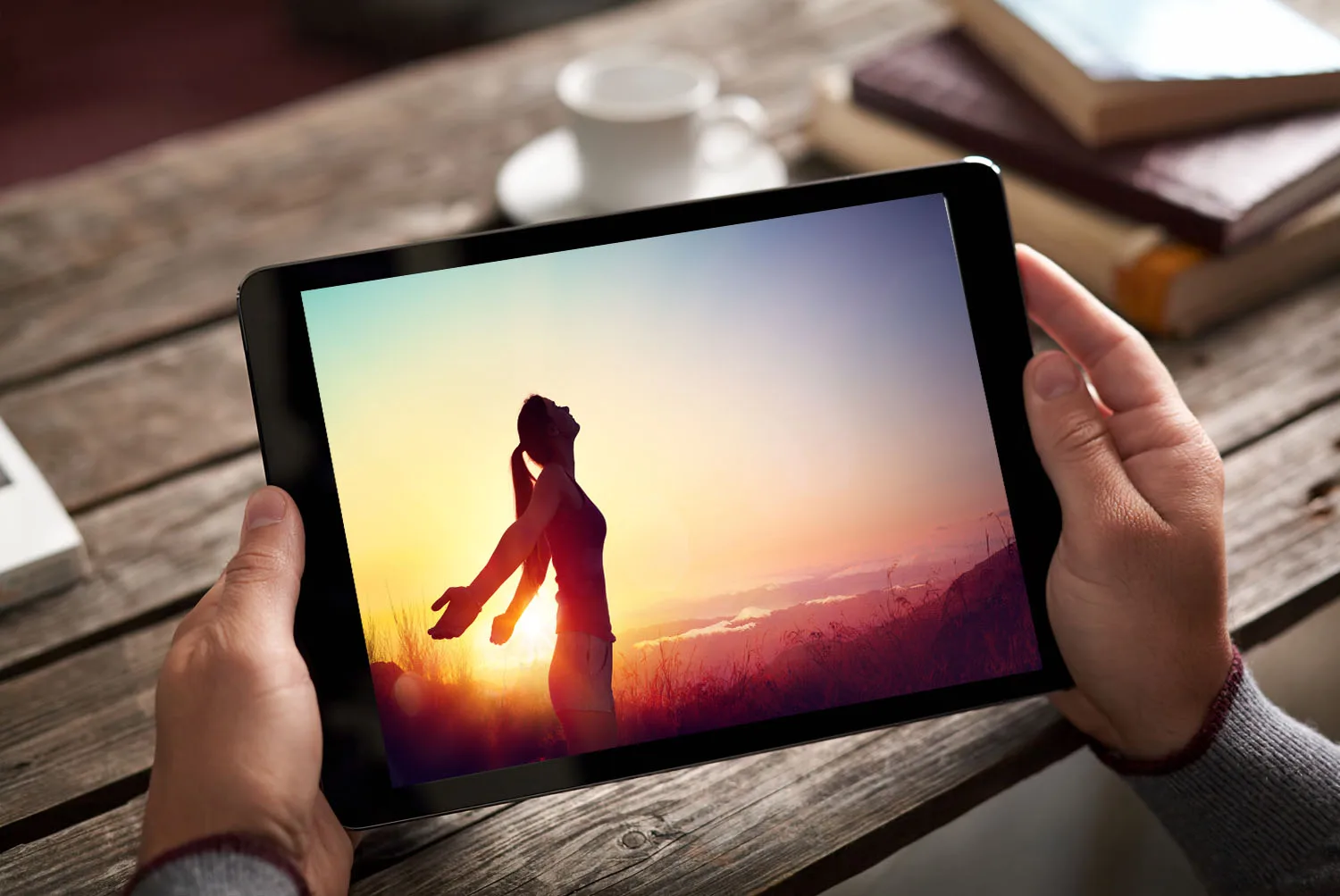 Videokurs-Screenshot: Tablet zeigt Silhouette einer Person im Sonnenaufgang