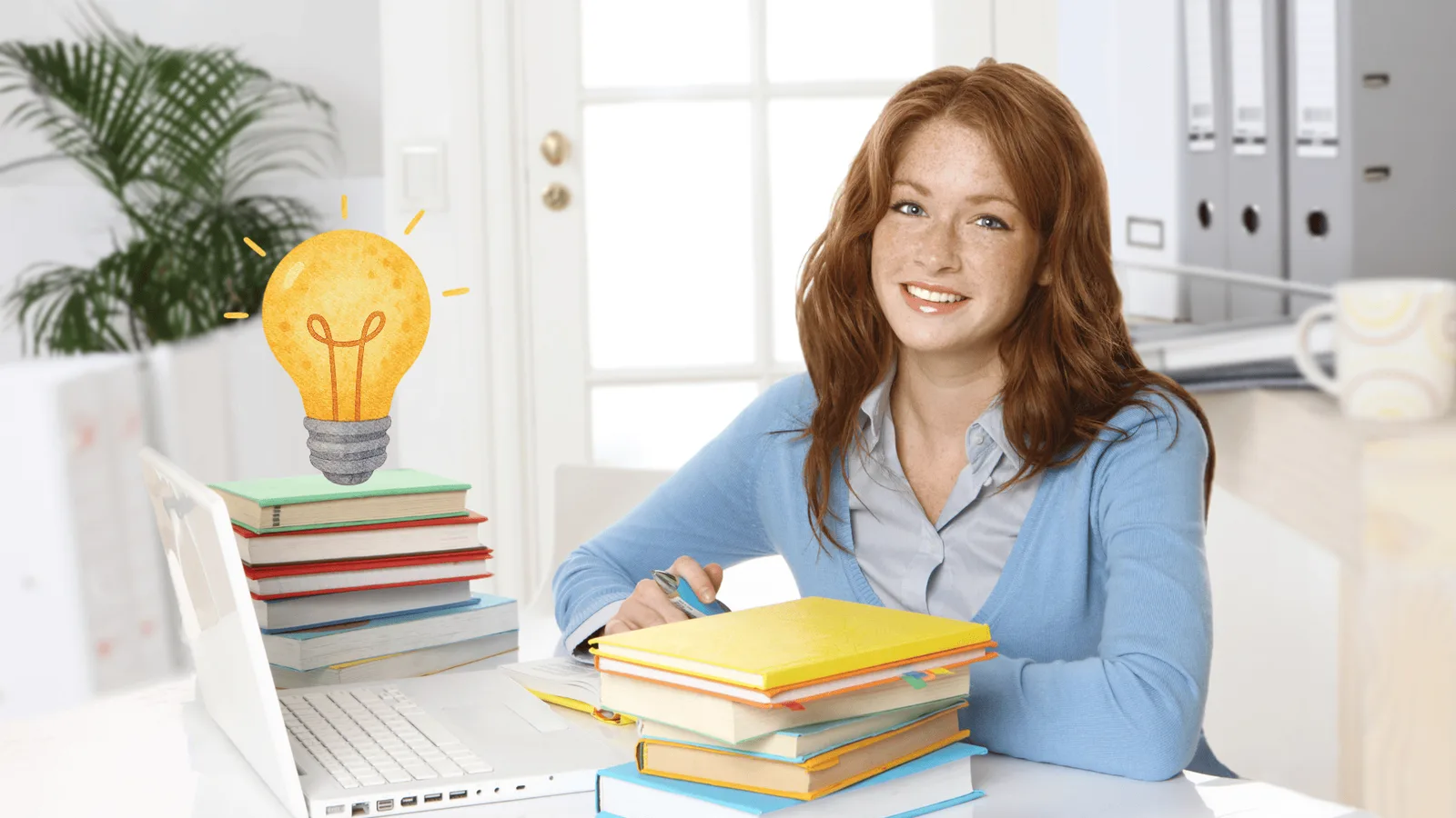 Frau am Schreibtisch mit Bücherstapel und Glühbirnen-Symbol für Prüfungsvorbereitung und Lernstrategie