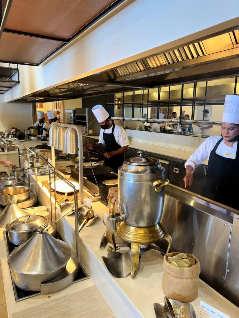 Umfassendes Buffet in einem IHG Hotel mit verschiedenen Speisen