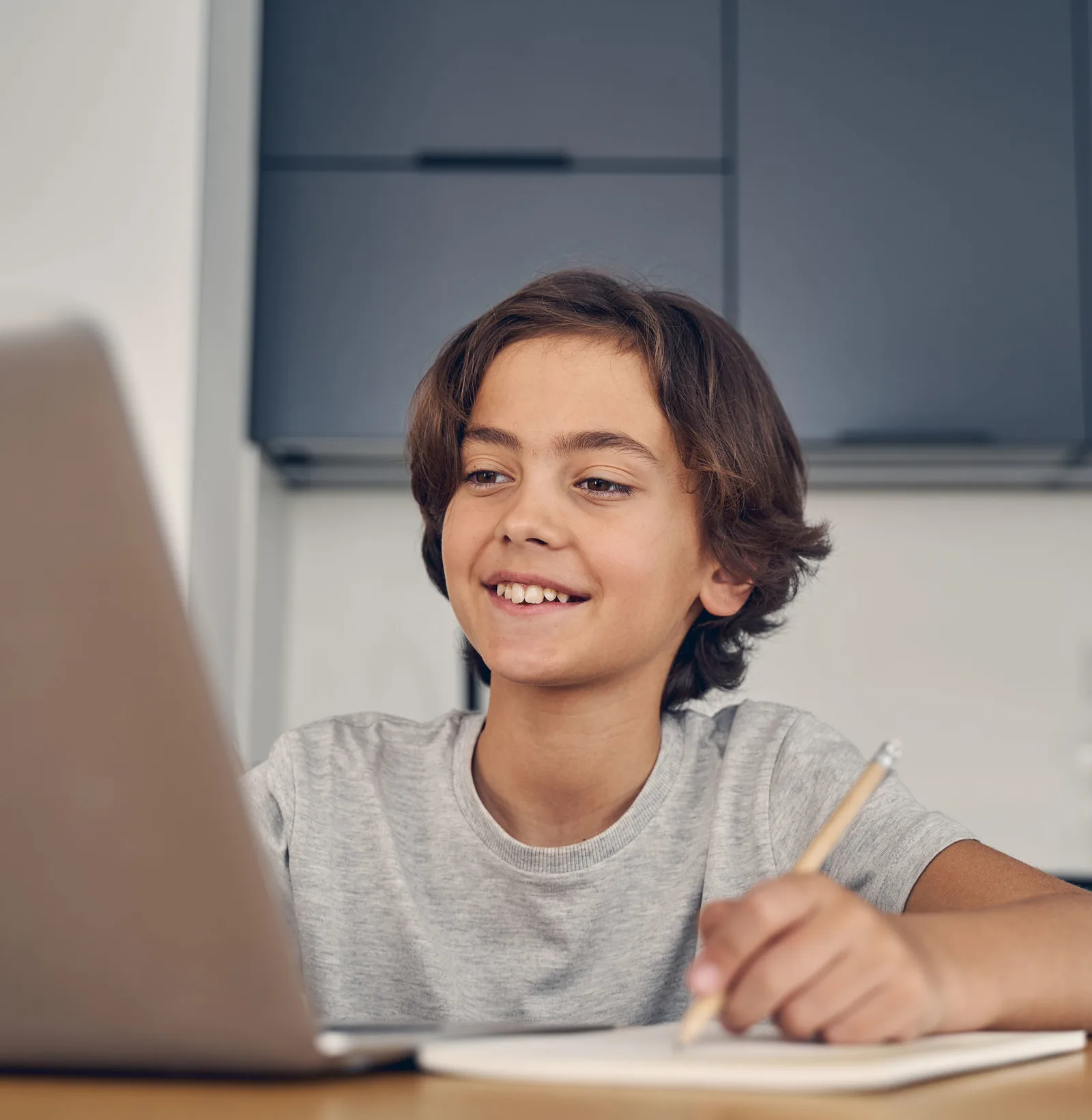 Elternworkshop – Wie motiviere ich mein Kind zum Lernen? 3 Junge am Laptop lächelnd, Online-Unterricht zu Hause