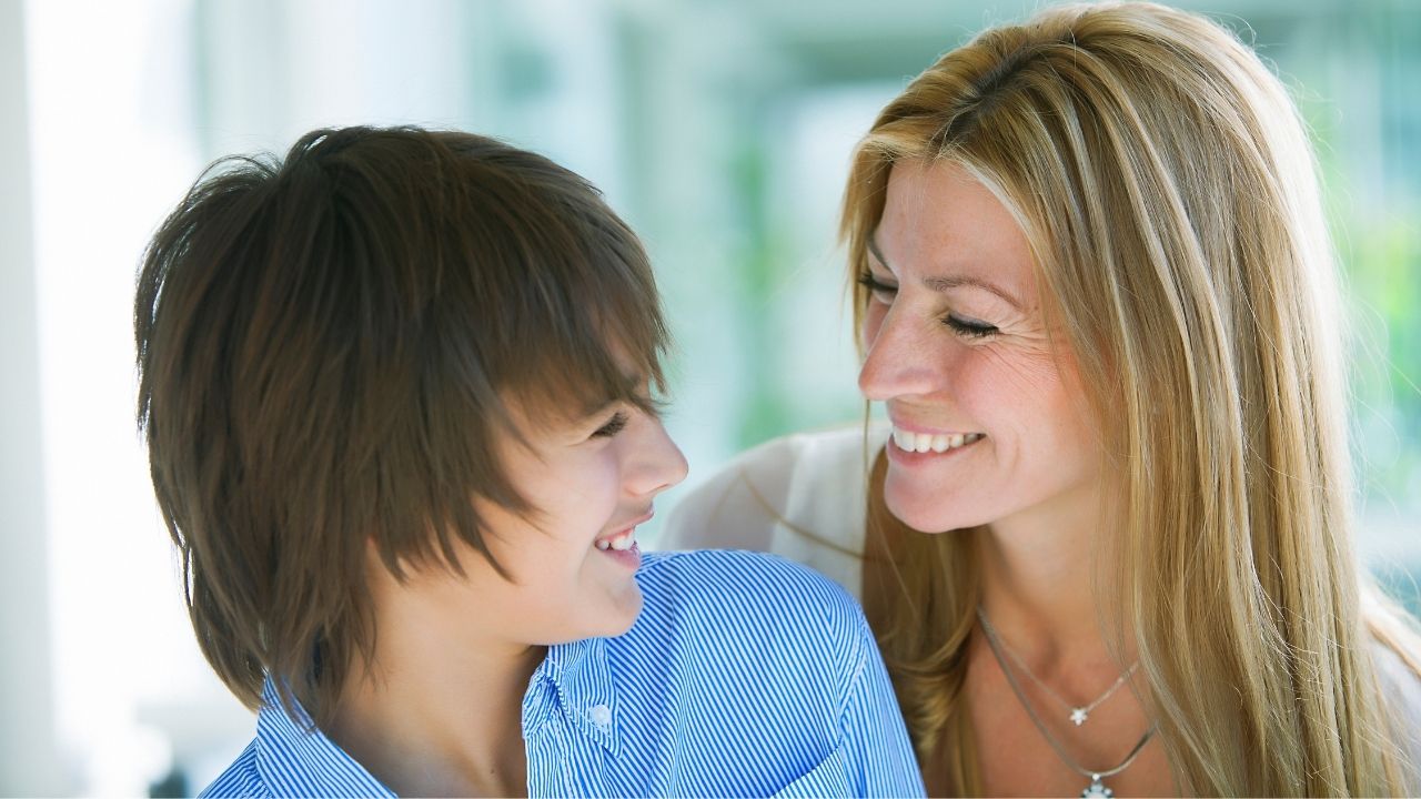 Elternworkshop – Wie motiviere ich mein Kind zum Lernen? 1 Mutter und Sohn lachen zusammen, Kind trägt blaues Hemd