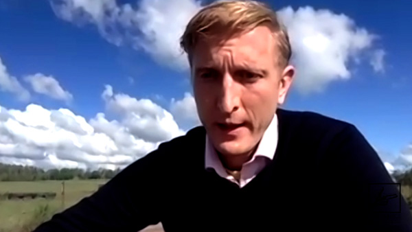 Anselm Lenz, Journalist, Portrait vor Himmel mit Wolken
