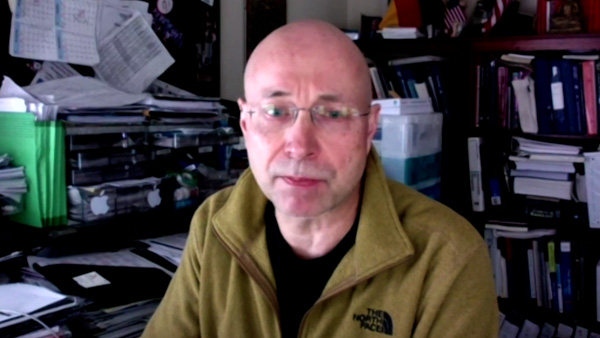 Markus Holzhauser, Neuroradiologe, Portrait Mann mit Bücherregal