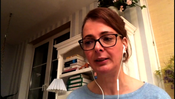 Katy Hilander, Wirtschaftspsychologin, Portrait junge Frau mit Kopfhörer