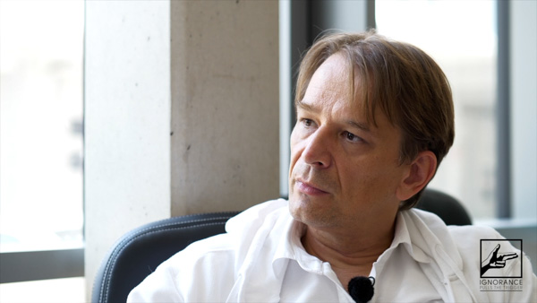 Bodo Schiffmann, HNO-Facharzt, Portrait Mann im Innenraum