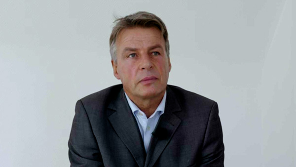 Porträt Rolf Karpenstein mit Hut und langem Bart in Innenraum