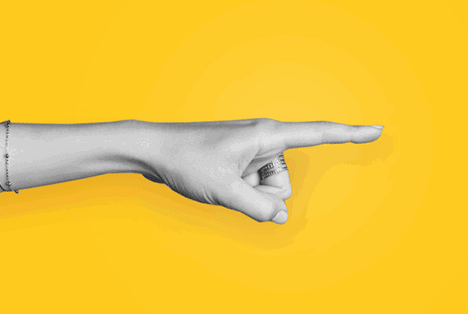 Hand zeigt mit Zeigefinger nach rechts auf gelbem Hintergrund
