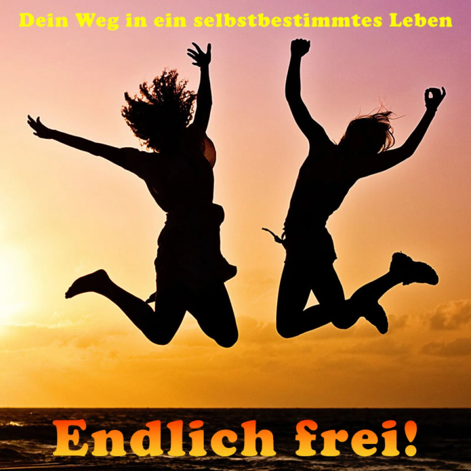 Zwei Frauen springen jubelnd vor Sonnenuntergang am Strand in die Luft, Silhouetten vor orangegoldenem Himmel