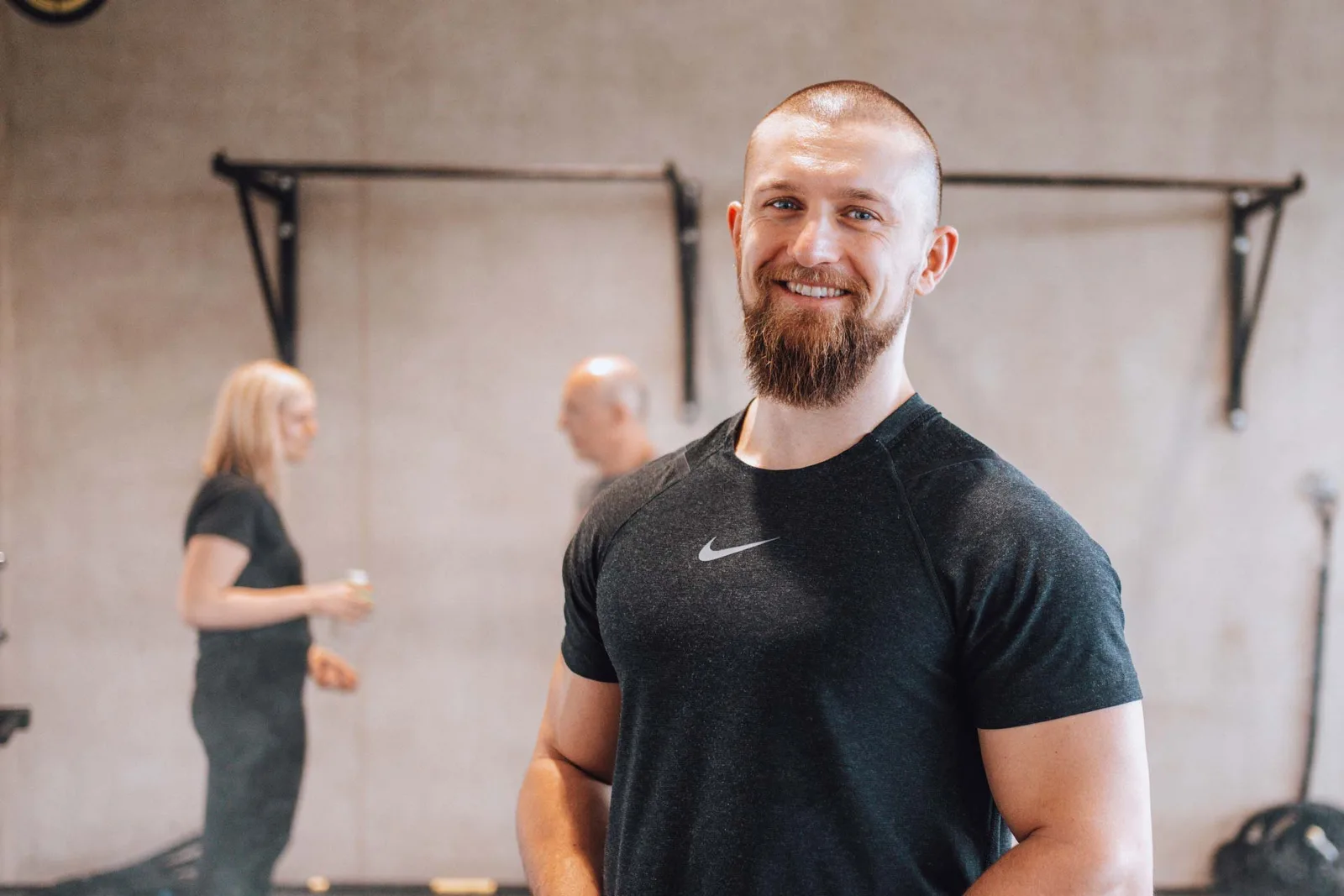 David Bachmeier Personal Trainer lächelnd in CrossFit-Box mit Sportgeräten
