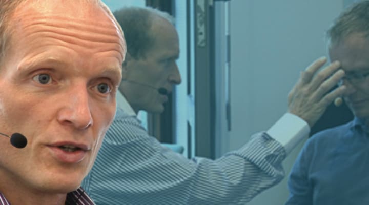 Endlich Nichtraucher – Hypnose-Hörbuch zum Rauchstopp 4 Dr. Norbert Preetz mit Headset während einer Präsentation oder Schulung