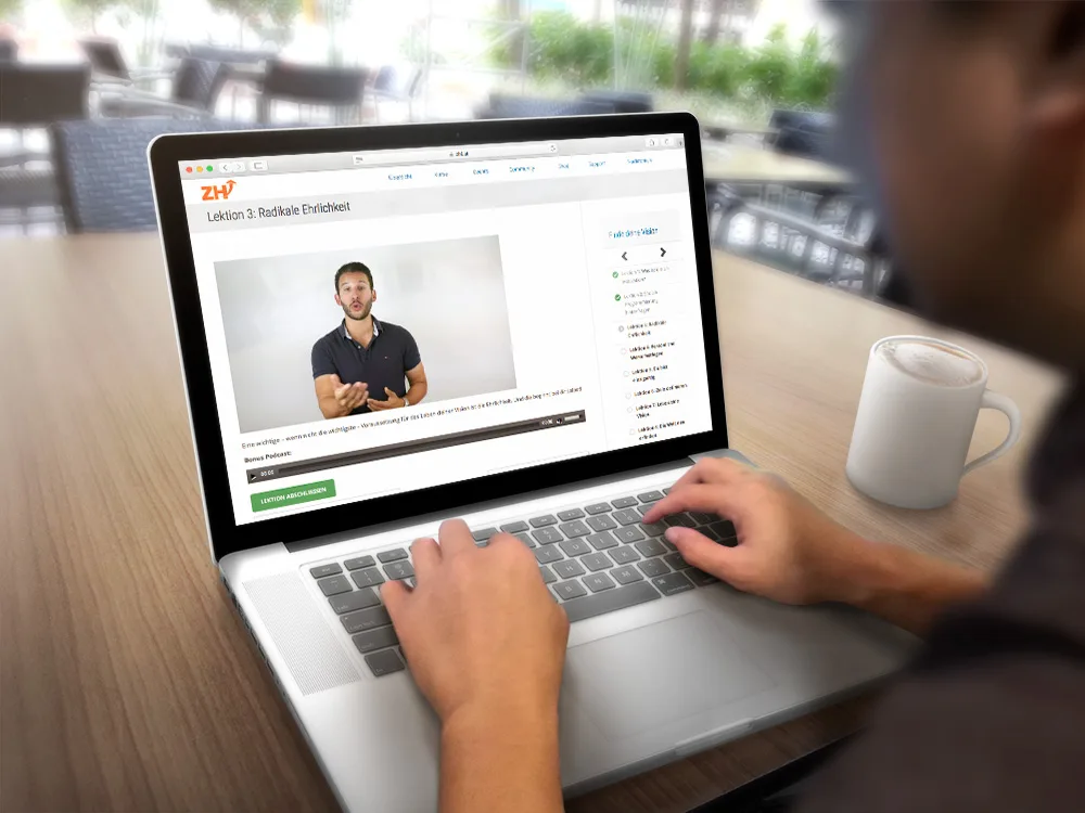 Screenshot der ZHI-Lernplattform mit Videolektion zur Raucherentwöhnung, Mann erklärt vor Kamera, Laptop-Ansicht