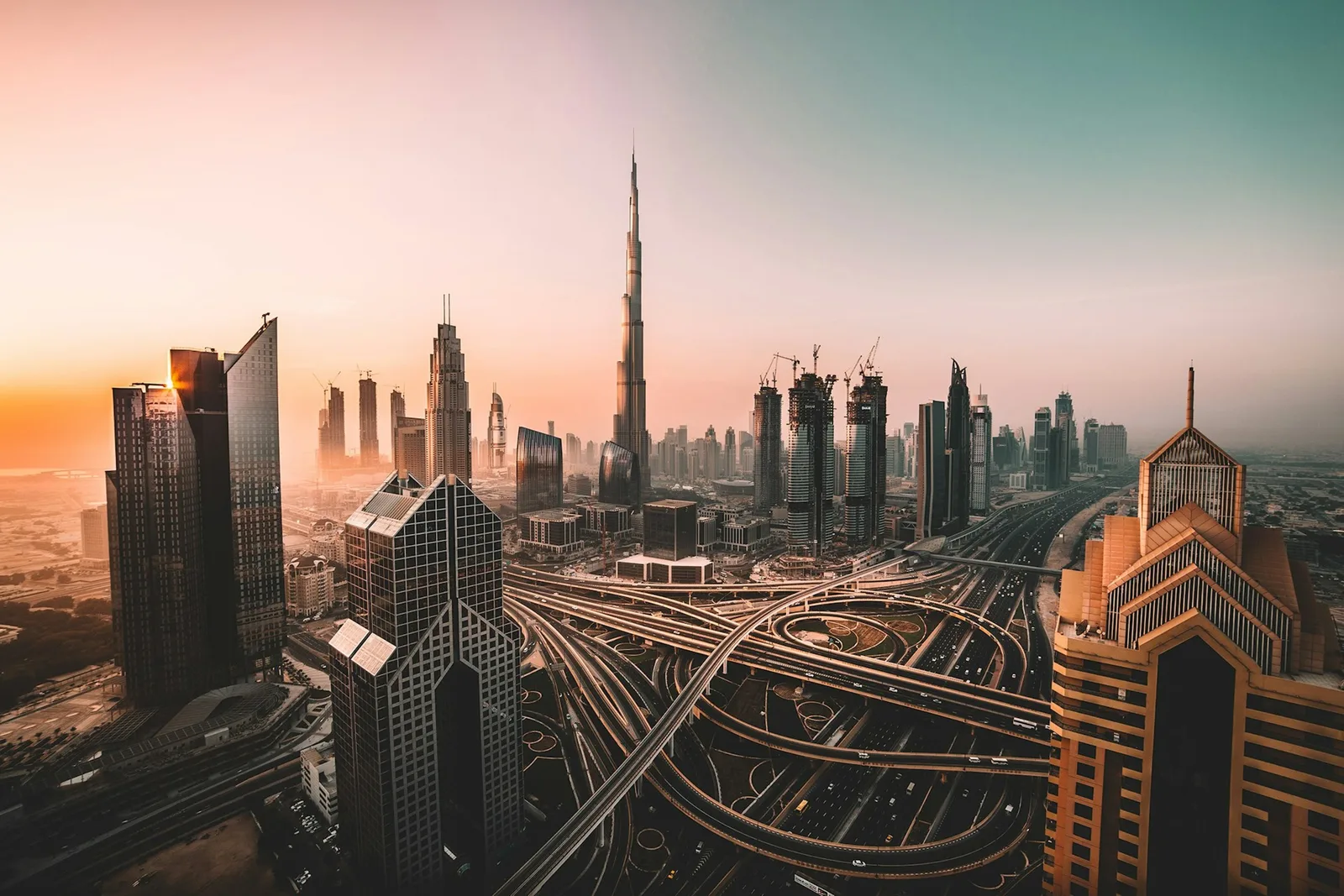 Endlich raus aus dem System – Auswander-Videokurs 3 Dubai Skyline mit Burj Khalifa bei Sonnenaufgang, Symbolbild für internationale finanzielle Freiheit