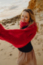Frau am Strand mit rotem Schal – Thumbnail Branding Farbauswahl