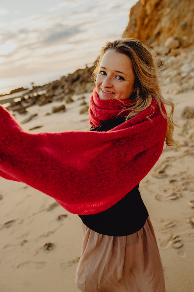 Frau am Strand in rotem Schal – How to find YOUR branding colors