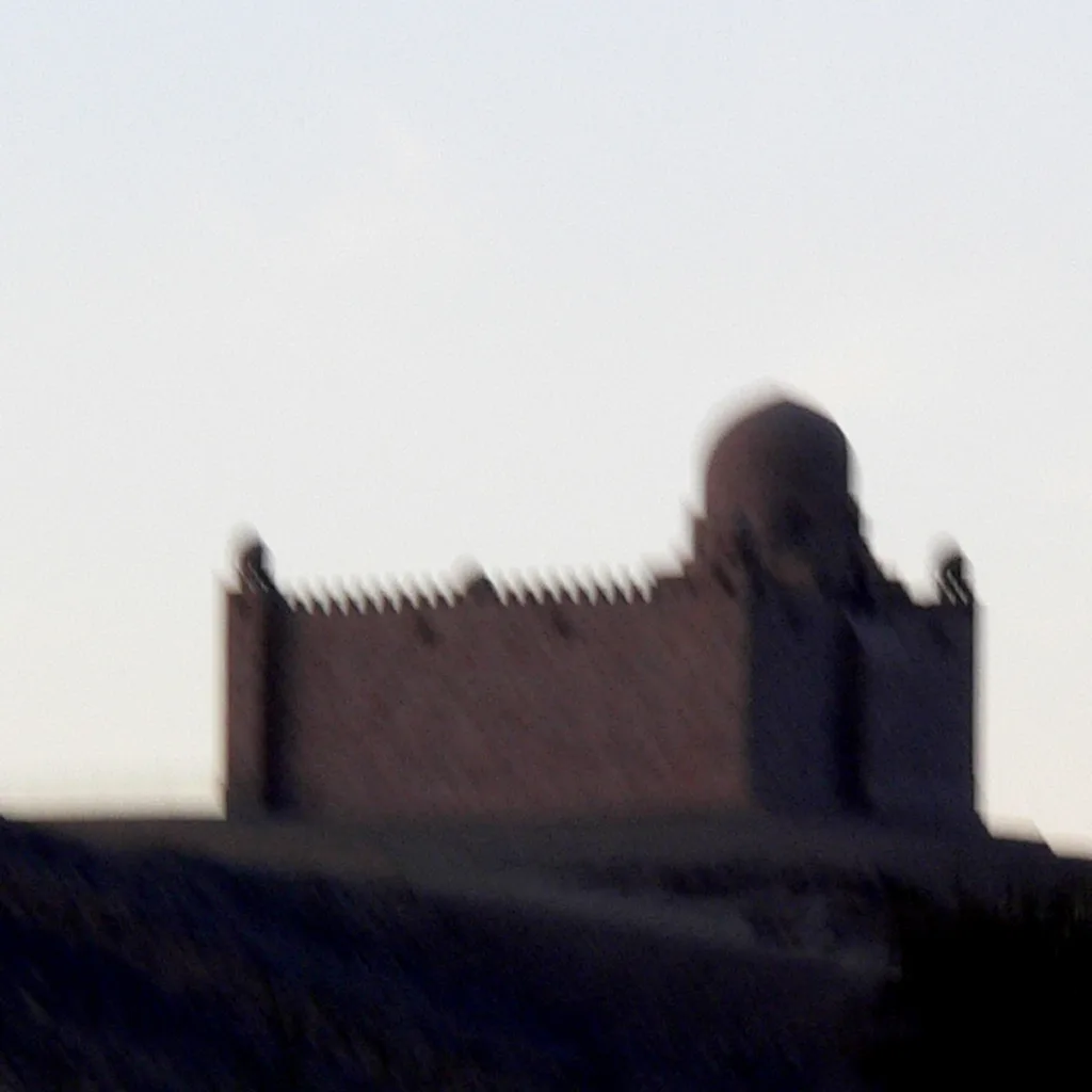 Energetisches Schutzschild: Verschwommene Silhouette einer befestigten Mauer vor hellem Himmel